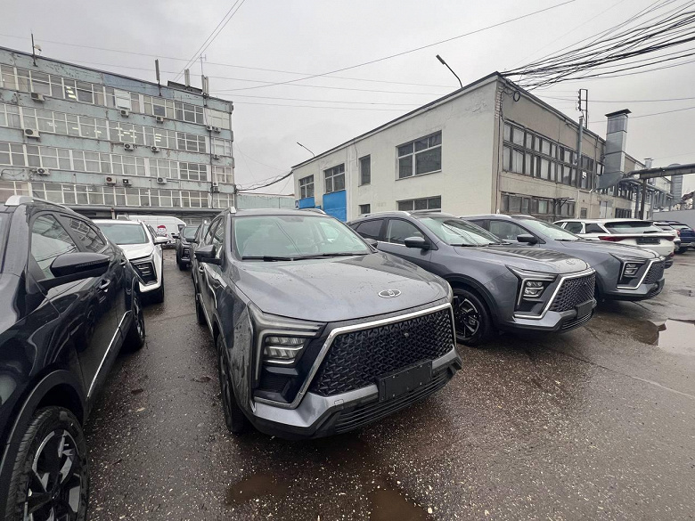 Большая партия &laquo;Москвичей 5&raquo; прибыла к дилеру, опубликованы живые фото, названы реальные цены. Завод утверждает, что это машины с пробегом